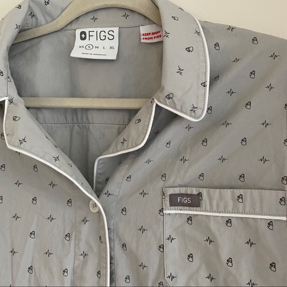 FIGS Grey Heartbeat PJ Top 🫀🩺 - Picture 2 of 6